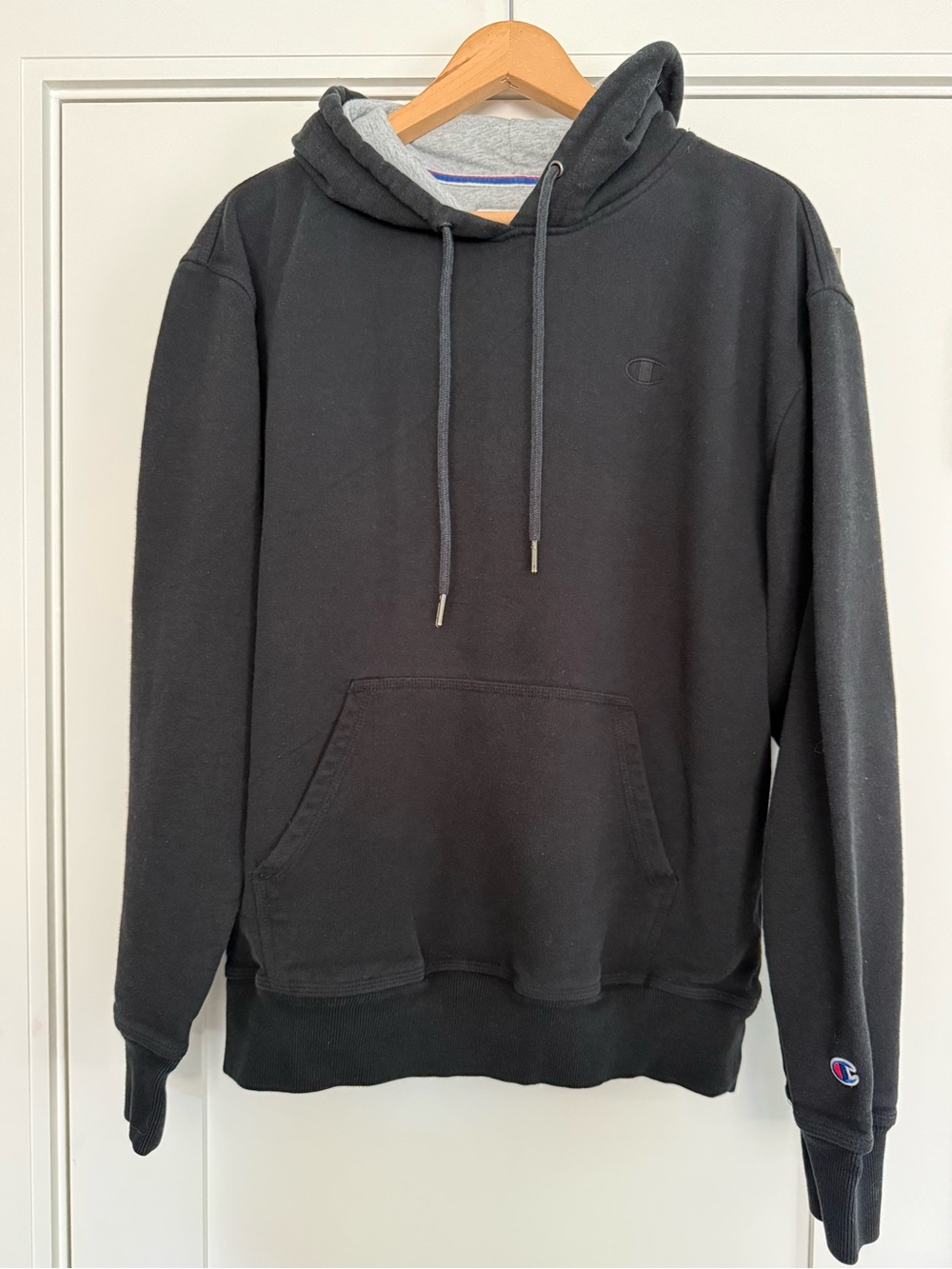 Champion Black Pullover Hoodie Men’s Size Medium Subtle Logo